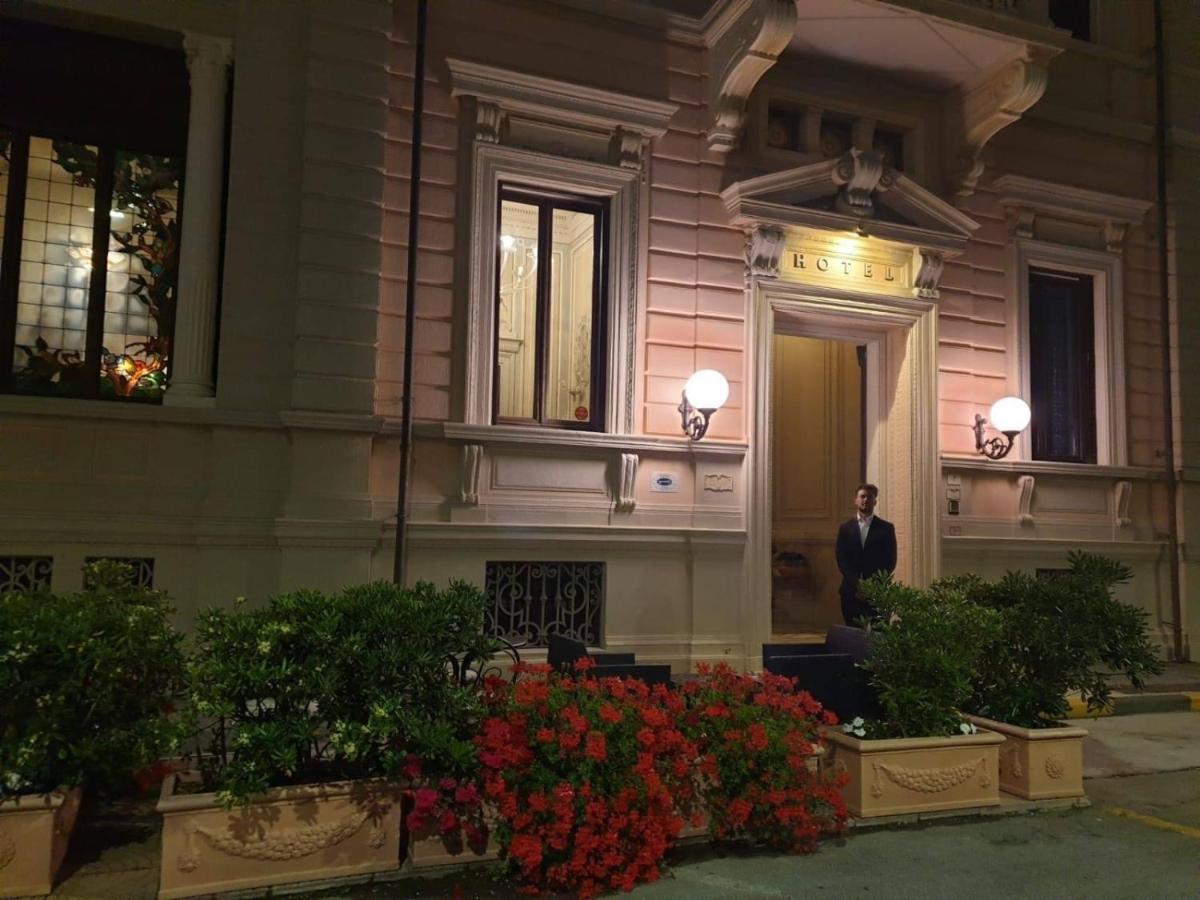 Villa Tina Hotel ヴィアレッジョ エクステリア 写真
